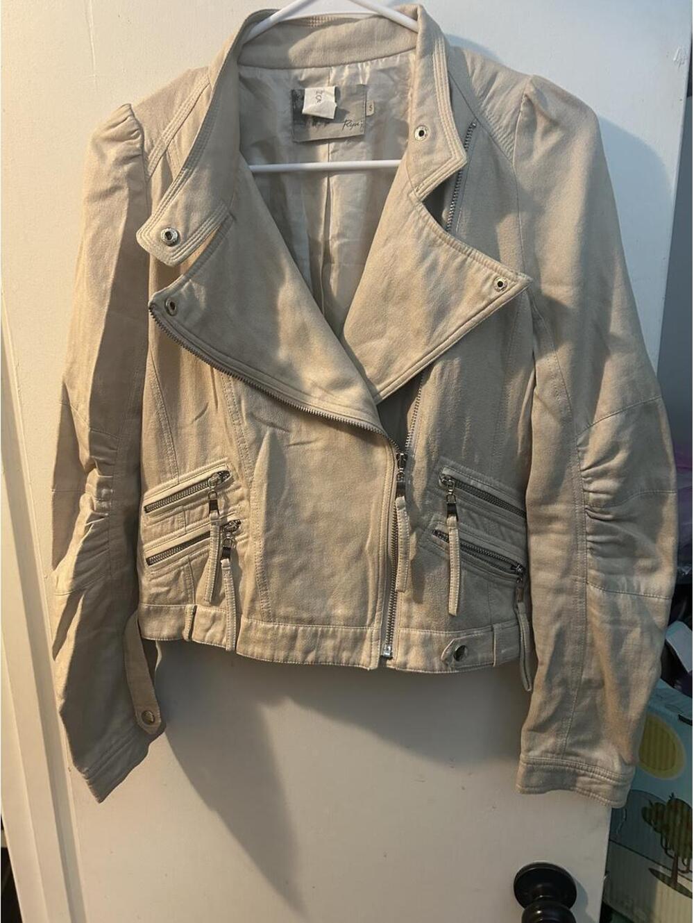 Ryu cream motto, faux sued, cropped jacket in size S